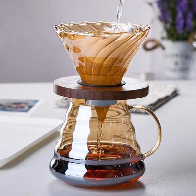 茶色のボロシリケートガラス 透明な滴水器とポットセットを持つコーヒーマシンに注ぐ