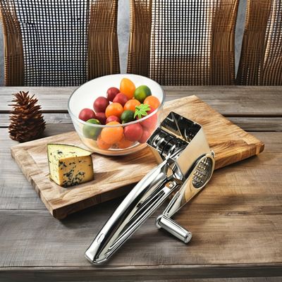 簡単に切れるチーズ切断機とナッツ Grater 4つのドラム付属器を持つ手持ちのステンレス鋼