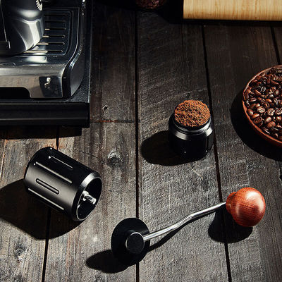 スタッドレスタイヤ モダンスタイルの金属器具と木造工場のためのポータブルコーヒーミル