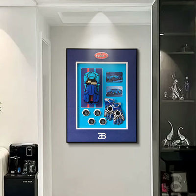 オーダーメイドポルシェ スポーツカーと美しい家のモデルが 流行りの家具のために壁枠で展示されています