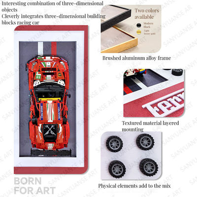 オーダーメイドポルシェ スポーツカーと美しい家のモデルが 流行りの家具のために壁枠で展示されています