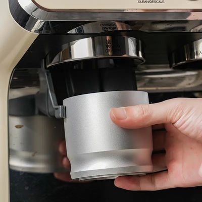 58mmの粉末フィッダー部品とアクセサリーのための持続可能な金属コーヒードーシングカップ