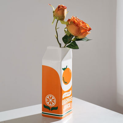 クリエイティブなオレンジフルーツデザインで水栽培の花の配置のための現代的なテーブルテーブルバザ