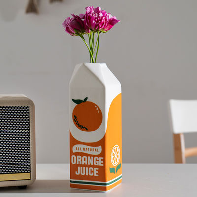 クリエイティブなオレンジフルーツデザインで水栽培の花の配置のための現代的なテーブルテーブルバザ