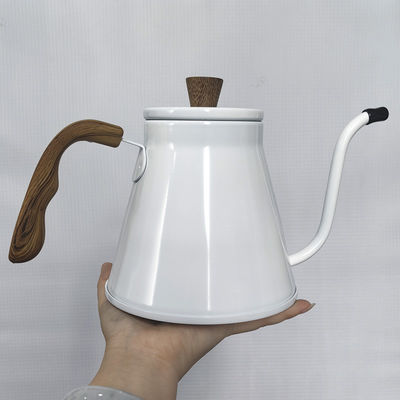 スタッドレスタイヤのゴースネックケトルで,現代的なデザインでコーヒー醸造セットを倒す