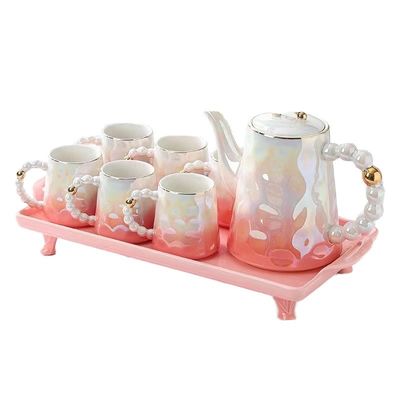 現代 の 貝 の 形 の セラミック コーヒー カップ と 竹 の 皿