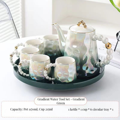 現代 の 貝 の 形 の セラミック コーヒー カップ と 竹 の 皿