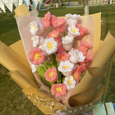特別 な 糸 の テーブル 飾り に 編み た 紫陽花 と デイジー 袋 が 付い て い ます
