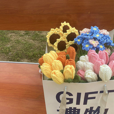特別 な 糸 の テーブル 飾り に 編み た 紫陽花 と デイジー 袋 が 付い て い ます