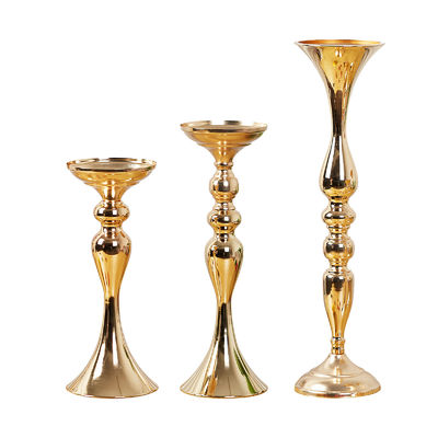 エレガントなゴールドメタルメリンデザインのキャンドルホルダーで 結婚式テーブルを装飾します