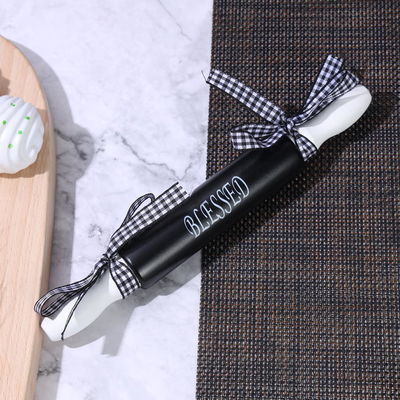 ヌードルを作るための木製の価値ローリングピンと近代的なミニシルクスクリーンパスタボード