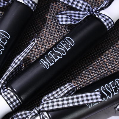 ヌードルを作るための木製の価値ローリングピンと近代的なミニシルクスクリーンパスタボード