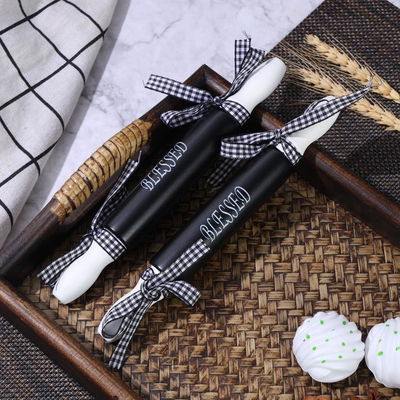 ヌードルを作るための木製の価値ローリングピンと近代的なミニシルクスクリーンパスタボード