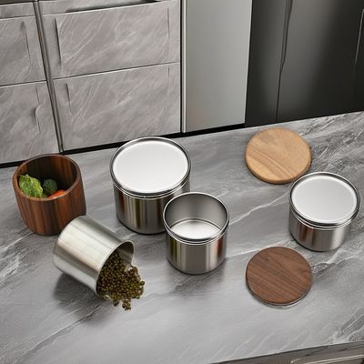 キッチンには,木製の蓋を真空で密閉した現代的なステンレスステールコーヒーキャニスターが必要です