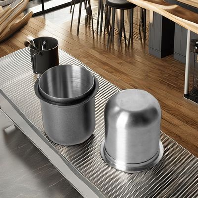 ハンドフリーで粉末を配るための現代的な彫刻型ステンレスステールコーヒードーシングカップ