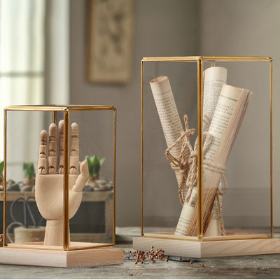 ノルディック・ラグジュアリー・グラス・ディスプレイボックス 青銅の装飾と木製のベース ノスタルジックなデザインスタイル