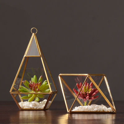 ノルディック・ラグジュアリー・グラス・ディスプレイボックス 青銅の装飾と木製のベース ノスタルジックなデザインスタイル