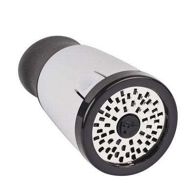 多機能の竹製 キッチン ガジェット で 努力 を 払わず に チーズ と ペッパー を 切る