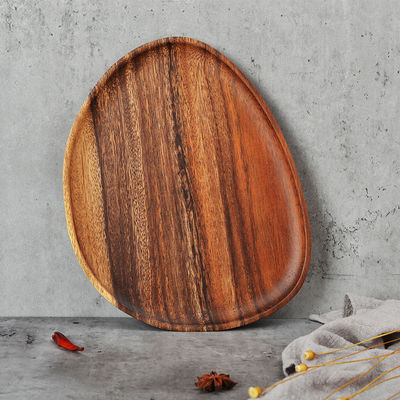 持続可能な天然木製器具と伝統的なデザインスタイルで提供するトレイ