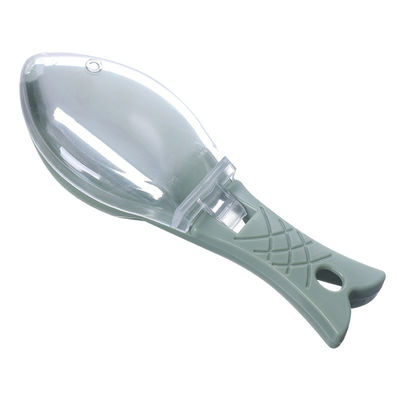 このマニュアル魚のスケールスクラパーで キッチンカウンターをきれいにします