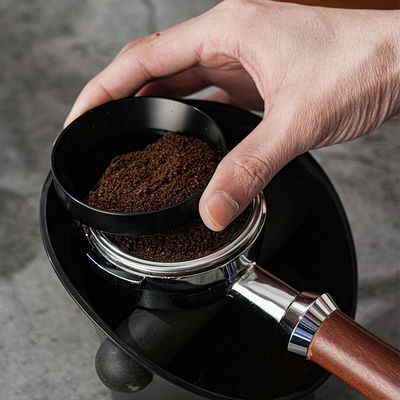 レストランで迅速かつ簡単にエスプレッソを調理するための磁気コーヒー配給管