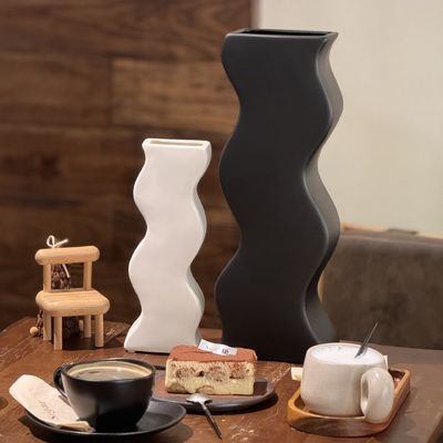スターリー・スカイ ダイニングテーブル デコレーション 家庭装飾用の現代的でエレガントな白いセラミック・ヴァーザ