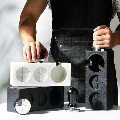 モダンなデザインのブラック・タンパースタンド 58mm ポータフィルターホルダーとバースタ
