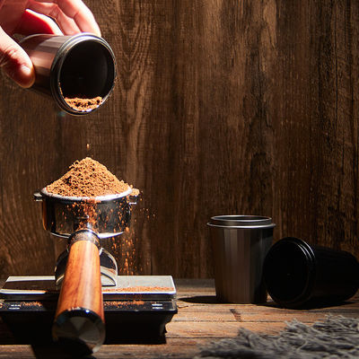 ステンレス鋼のコーヒー用カップとスポンで 完璧なスポンミルクを作ります