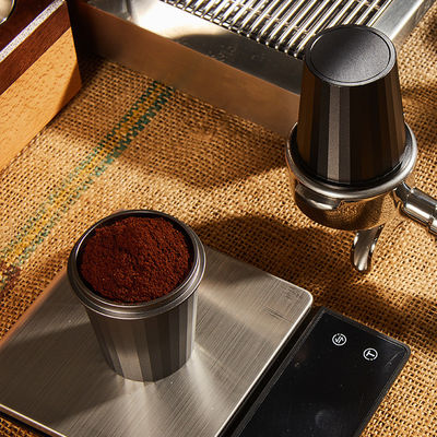 ステンレス鋼のコーヒー用カップとスポンで 完璧なスポンミルクを作ります