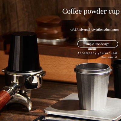 ステンレス鋼のコーヒー用カップとスポンで 完璧なスポンミルクを作ります