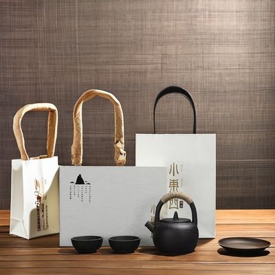 木製の皿と木製のハンドル付きの現代的なモダンセラミック茶杯セット