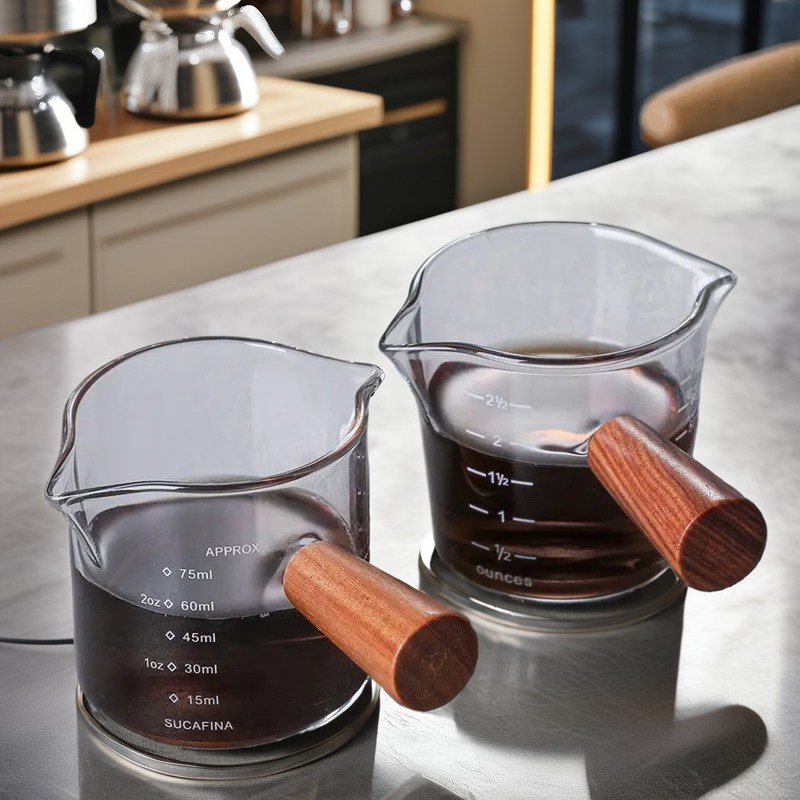 透明ガラスと蓋付きの2つの口のイタリアンウォールナッツガラスコーヒー測定カップ