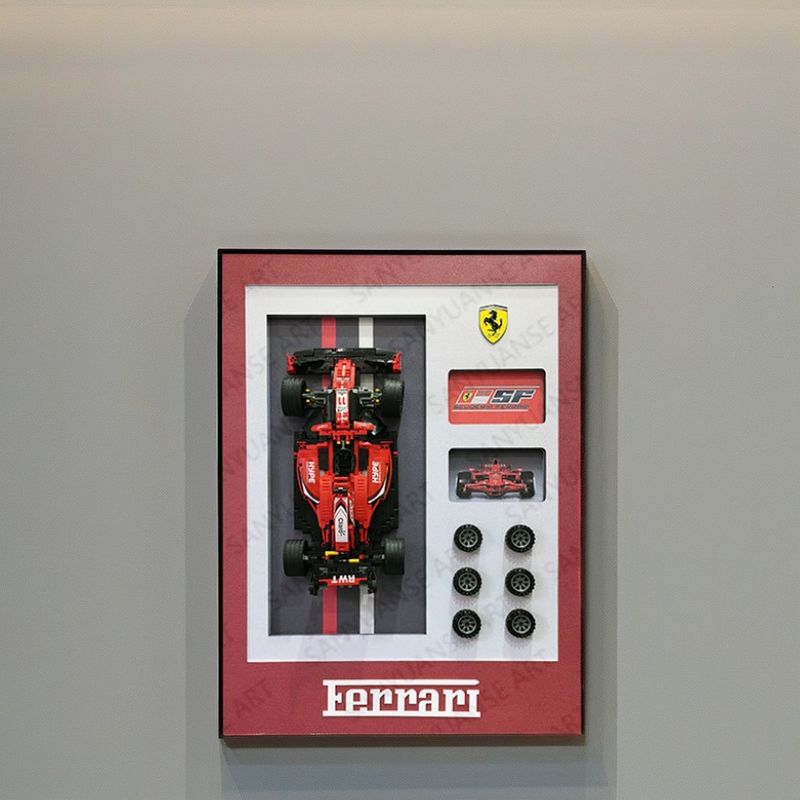 オーダーメイドポルシェ スポーツカーと美しい家のモデルが 流行りの家具のために壁枠で展示されています