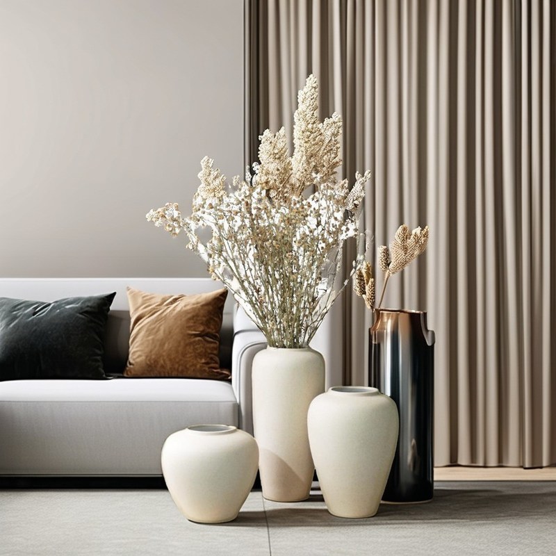 現代 家 の 装飾 や 花 飾り の ため に 塗装 さ れ た 大きな 瓶 で 客室 を 改良 する