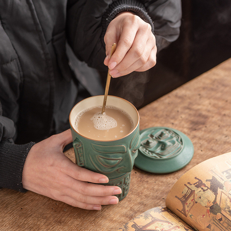 ビジネスギフト サンシンデウイ文化から 蓋とスプーンで大容量セラミックカップ